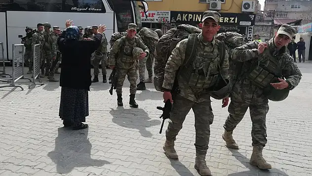 YÜZLERCE KOMANDO SINIRA SEVK EDİLDİ