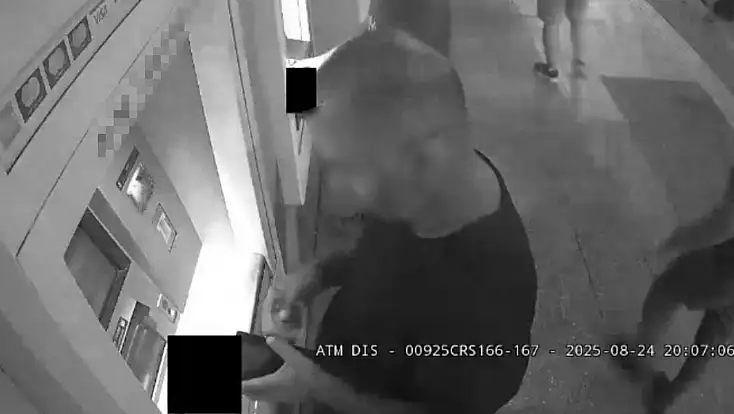 ATM’den geri çıkan parayı cüzdanına alan şahıs kayıplara karıştı