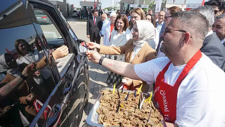 Bakan Göktaş Kapıkule’de gurbetçilerle kucaklaştı