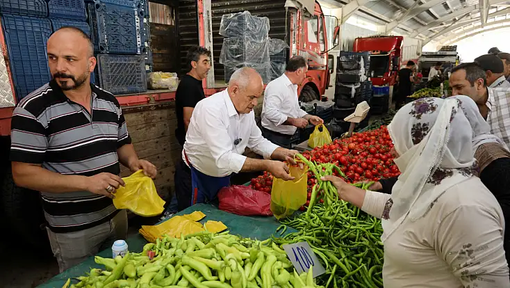 Başkan Öztürk Kapalı Pazar Yeri’nde esnaf ve vatandaşla buluştu