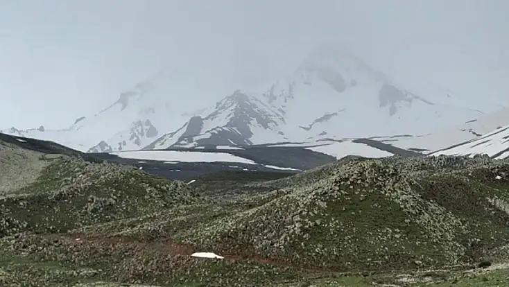 Erciyes Dağı’na haziran ayında kar yağdı