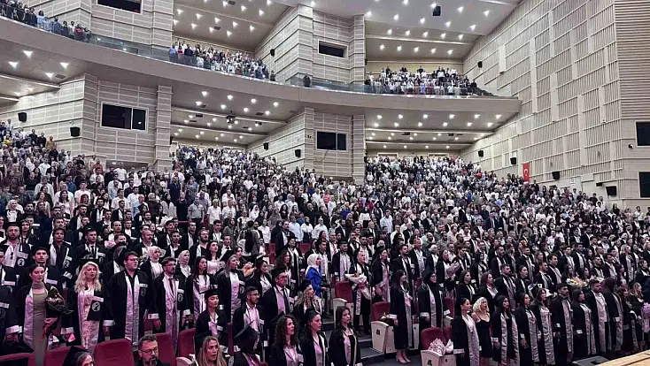 ERÜ İletişim Fakültesi 20. dönem mezunlarını verdi