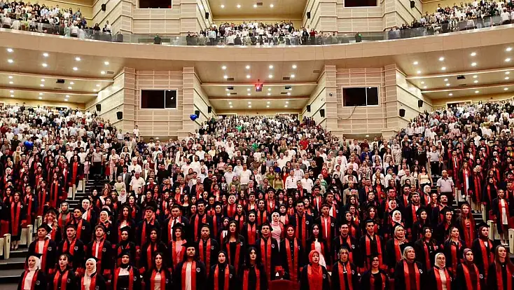 ERÜ Sağlık Hizmetleri Meslek Yüksekokulu yeni mezunlarını verdi