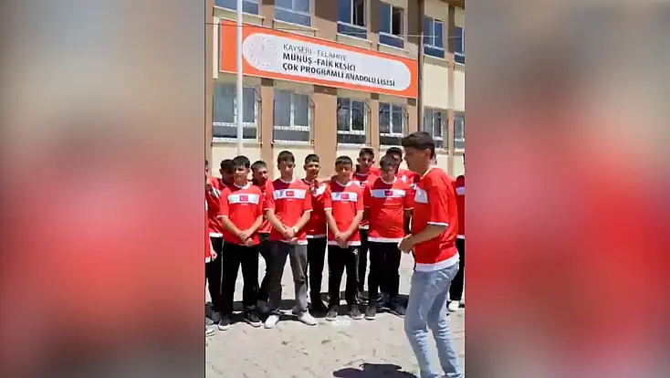 Felahiye’de A Milli Takıma destek için 400 forma dağıtıldı