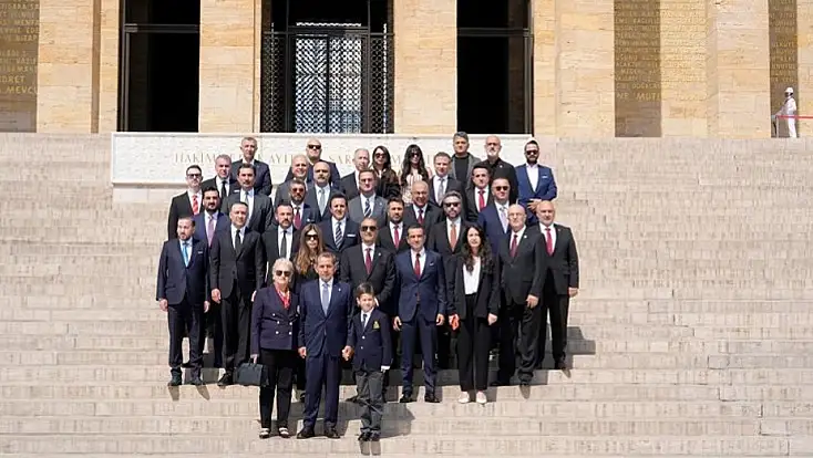 Galatasaray Başkanı Dursun Özbek, kurullarıyla birlikte Anıtkabir’i ziyaret etti