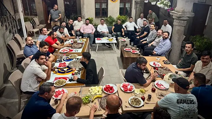 Geçmiş dönem Gençlik Kolları Yöneticileri Birlik Vakfı'nda buluştu