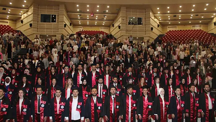 ERÜ'de genç eczacıların mezuniyet sevinci
