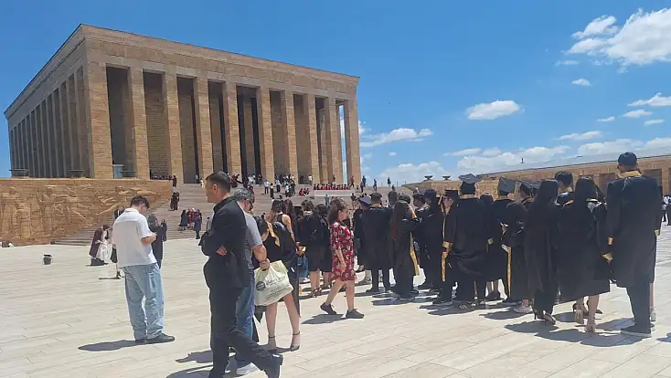 İlkokuldan üniversiteye kadar tüm öğrenciler Atatürk’ün huzurunda