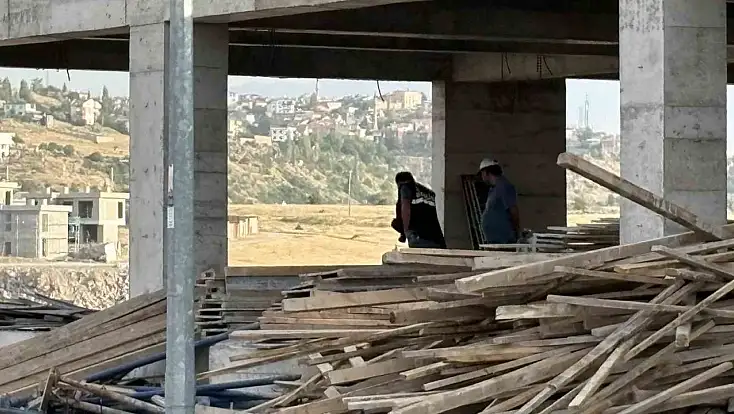 İnşaatta zemin kattan bodruma düşen işçi yaralandı