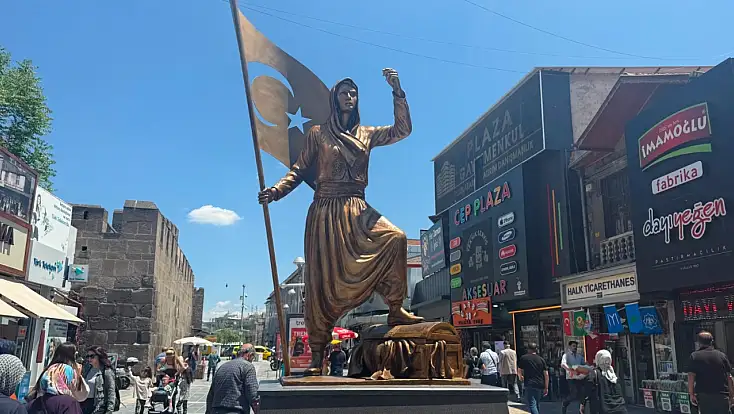 Kayseri’de Kadınlar Çarşısı Heykeli yenilendi