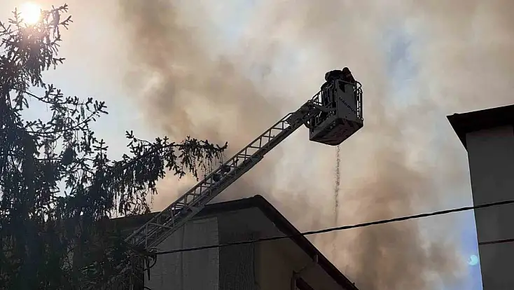 Kayseri'de korkutan çatı yangını