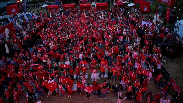 Los Angeles kırmızı-beyaza büründü