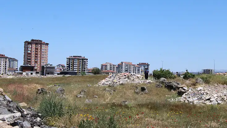 Kayseri'de boş bir arazide erkek cesedi bulundu