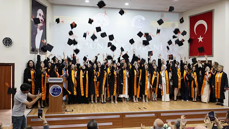 ERÜ Turizm Fakültesi'nde mezuniyet heyecanı