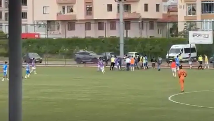 Kayseri'de futbola gölge düştü! Hakeme saldırı karşılaşmayı bitirdi