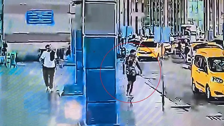 Çuvala gizlediği bıçağı alıp 2 güvenlik görevlisini yaraladı