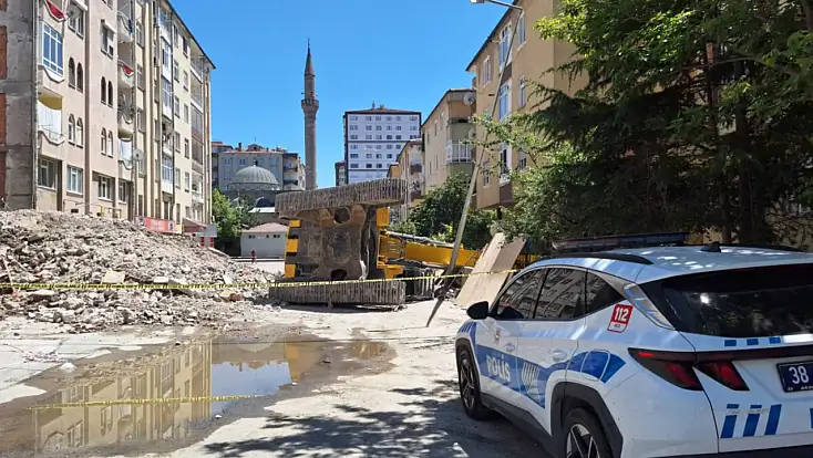 Sahabiye'de iş kazası: Kepçe devrildi, operatör hafif yaralandı