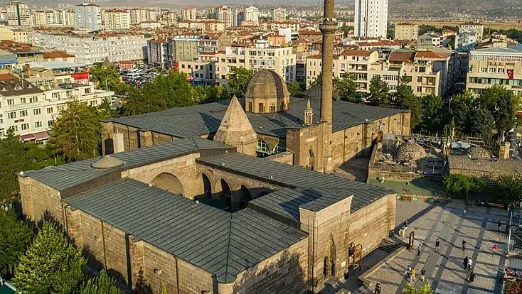 Selçuklu’nun eşsiz eseri Hunat Hatun Külliyesi ziyaretçilerini büyülüyor