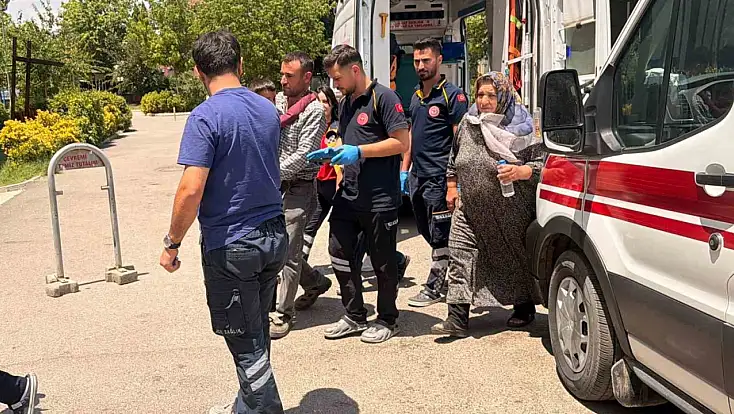 Takla atan otomobildeki 4 kişi yaralandı