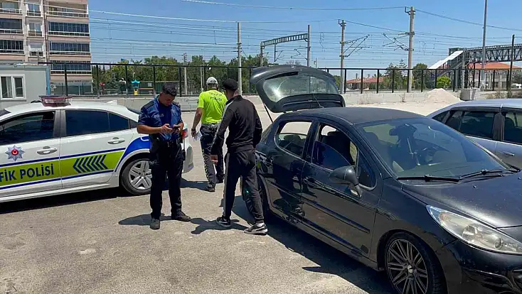 Taksiciler müşteri kılığına girdi, korsan taksiciyi yakalattı