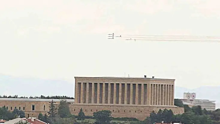 Türk Yıldızları’ndan Ankara semalarında prova uçuşu