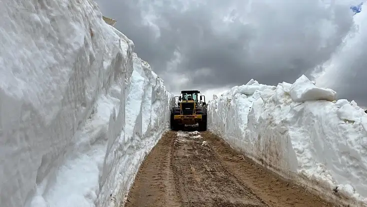 Yahyalı’da karla kaplı yayla yollarını açma çalışmaları sürüyor