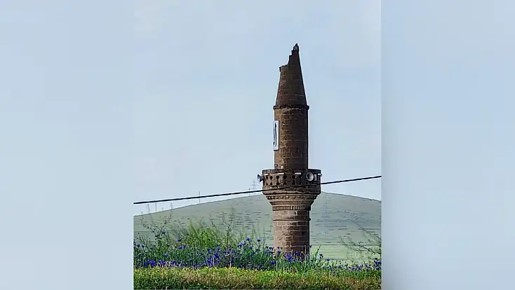 Yıldırım düşen cami minaresi zarar gördü