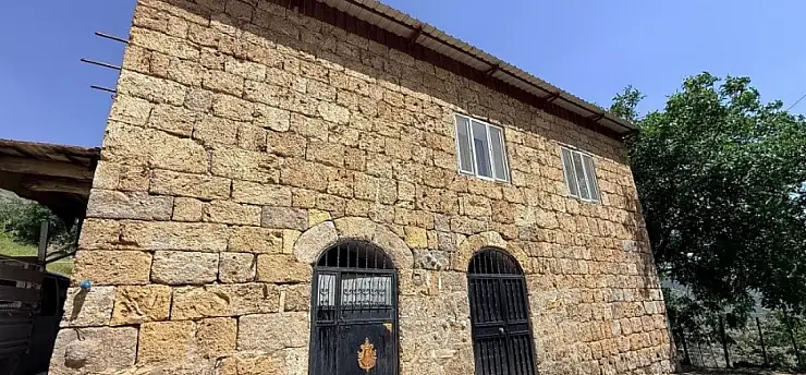 30 yıl önce kendi emeğiyle yaptığı ev turistlerin ilgi odağı oldu