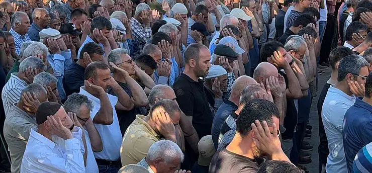 Almanya'dan memleketlerine giderken kazada ölen 3 kişi son yolculuğuna uğurlandı
