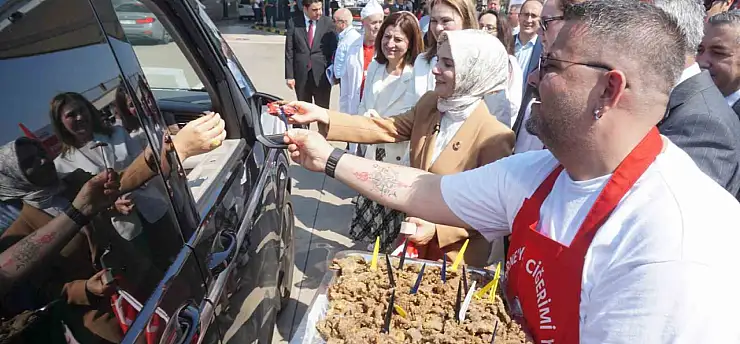 Bakan Göktaş Kapıkule'de gurbetçilerle kucaklaştı