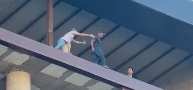 Binanın en üst katında intihara kalkışan şahıs son anda kurtarıldı