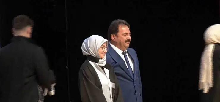 Bursa İl Emniyet Müdürü Gökce, kızına diplomasını elleriyle verdi