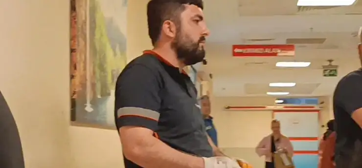 Çiviyi tahta yerine eline çakan işçi hastaneye kaldırıldı