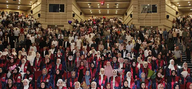 ERÜ İlahiyat Fakültesi'nde mezuniyet sevinci