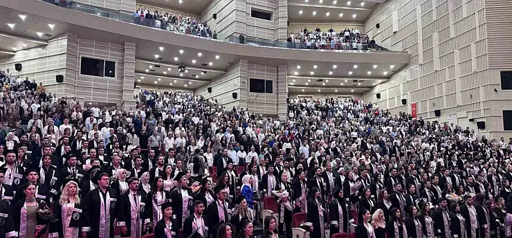 ERÜ İletişim Fakültesi 20. dönem mezunlarını verdi