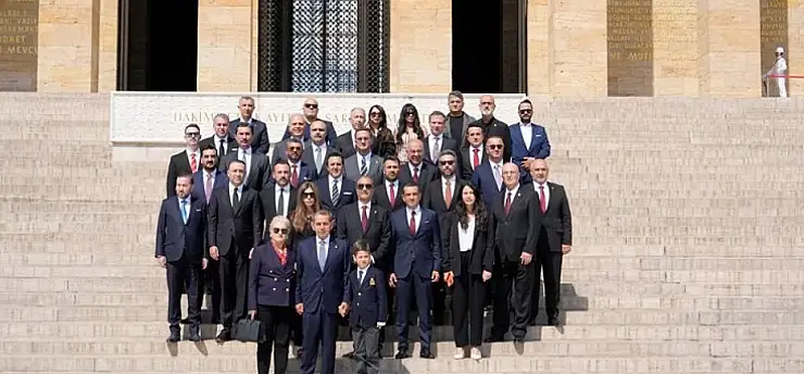 Galatasaray Başkanı Dursun Özbek, kurullarıyla birlikte Anıtkabir'i ziyaret etti