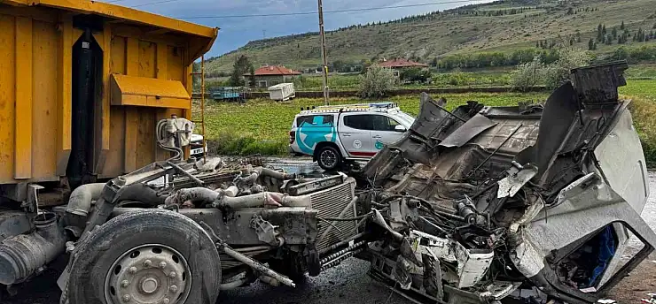 Kayseri'de hafriyat kamyonu ile lokomotif çarpıştı: 2 yaralı