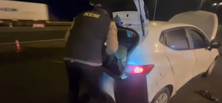 Kayseri'de otomobil koltuk başlığına gizlenmiş uyuşturucu ele geçirildi