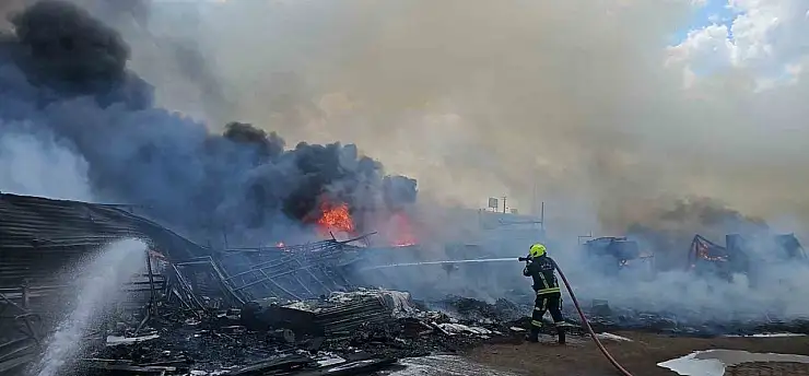 Kayseri'deki hurda yangını 2 saatte söndürüldü