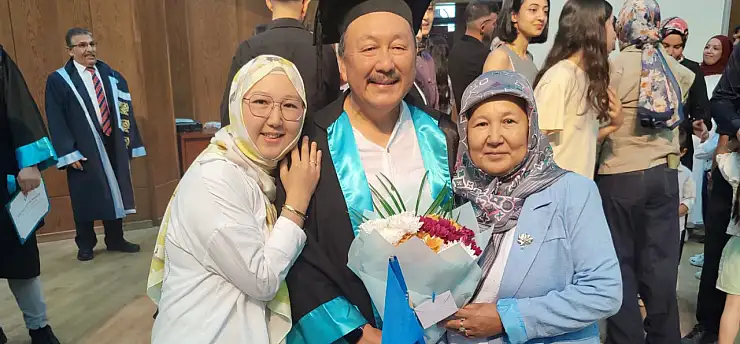Niğde'de 64 yaşında mezuniyet gururu yaşadı