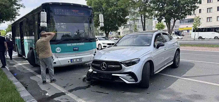 Kayseri'de otomobil halk otobüsü ile çarpıştı: 1 kişi yaralandı
