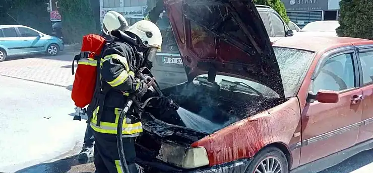 Park halindeki otomobilde çıkan yangını itfaiye söndürdü
