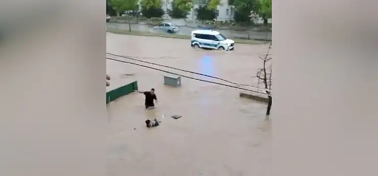 Sel sularına kapılan yaşlı adamı son anda kurtardılar