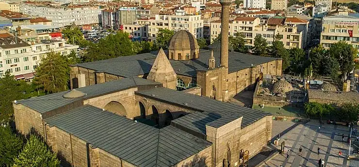 Selçuklu'nun eşsiz eseri Hunat Hatun Külliyesi ziyaretçilerini büyülüyor