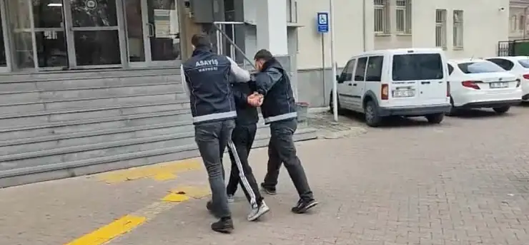 Silahla yağma suçundan aranan firari yakalandı