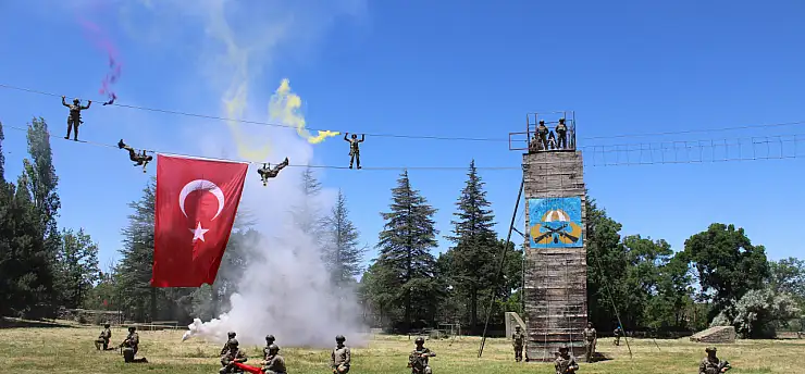 Türk Kara Kuvvetleri'nin kuruluşunun 2235'inci yıldönümü gösterileri nefes kesti