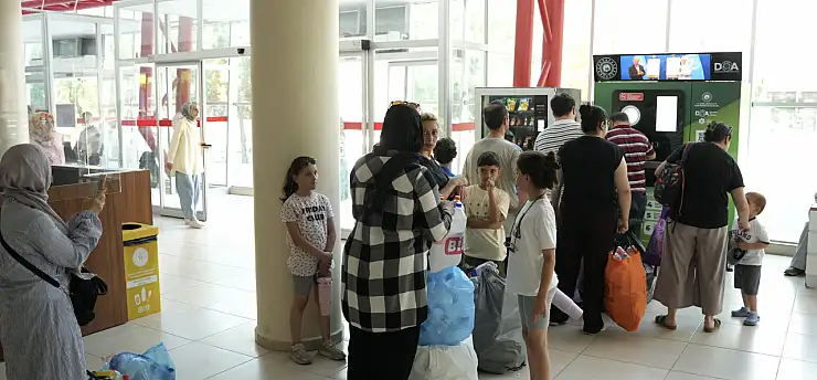 Vatandaştan 1 lira veren 'sıfır atık' makinelerine yoğun ilgi