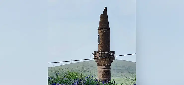 Yıldırım düşen cami minaresi zarar gördü
