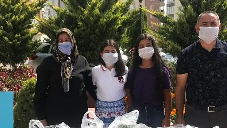 11 YAŞINDAKİ KIZ ÇOCUĞU AFRİKA'YA SU KUYUSU AÇTIRMAK İÇİN MEYVE SATIYOR