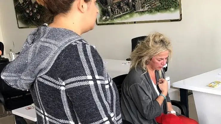 ARAÇ İÇİNDE DARP EDİLEN KADINI, YOLDAN GEÇEN VATANDAŞ KURTARDI